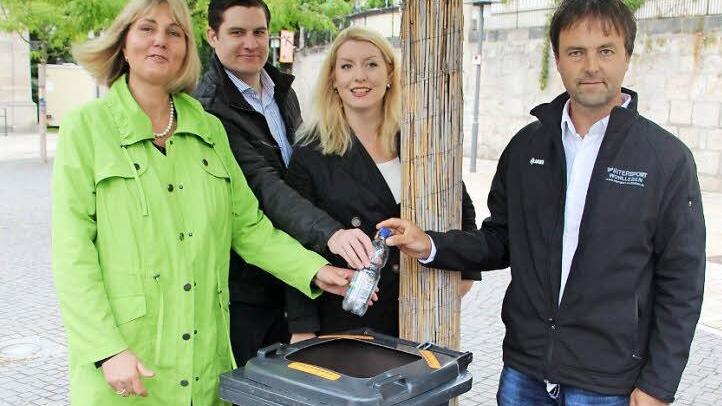 Eine Pfandsammelbox der einfachen Art: Zweite Bürgermeisterin Birgit Weber (CSU), die beiden SPD-Stadträte und Initiatoren Dominik Sauerteig und Franziska Bartl sowie CEB-Abteilungsleiter Norbert Scholz präsentierten gestern die ausrangierte Tonne als die "schnelle Lösung" für die Testphase. Foto: Christiane Lehmann