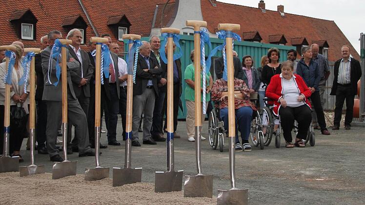 Zum Spatenstich gekommen waren Bewohner, Awo-Mitarbeiter, Betriebsräte etc.