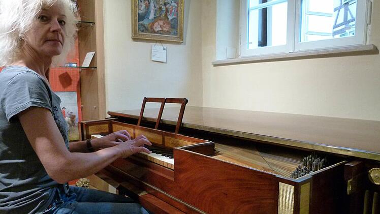 Kostbarstes Objekt der diesjährigen Wochen ist das historische Fortepiano von David Roentgen. Es ist bespielbar und hat einen sehr schönen Klang. Foto: Marion Krüger-Hundrup