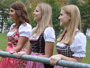 Bereits im passenden Outfit feuern Lisa Fuchs, Yasmin Pöhlmann und Isabell Kauer (von links), die drei Organisatorinnen der Muggendorfer Weinfahrt nach Abtswind, ihre Jungs am Sportplatz an - und mussten diese nach der 1:3-Niederlage gegen Langensendelbach trösten.  Foto: Leo Hühnlein
