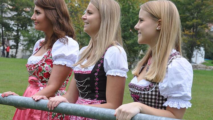 Bereits im passenden Outfit feuern Lisa Fuchs, Yasmin Pöhlmann und Isabell Kauer (von links), die drei Organisatorinnen der Muggendorfer Weinfahrt nach Abtswind, ihre Jungs am Sportplatz an - und mussten diese nach der 1:3-Niederlage gegen Langensendelbach trösten.  Foto: Leo Hühnlein