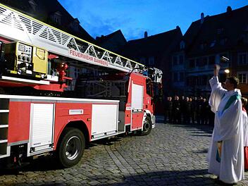 Pfarrer Matthias Bambynek besprengte die neuen Einsatzfahrzeuge mit Weihwasser und stellte sie damit unter den Schutz Gottes. Fotos: Marion Krüger-Hundrup
