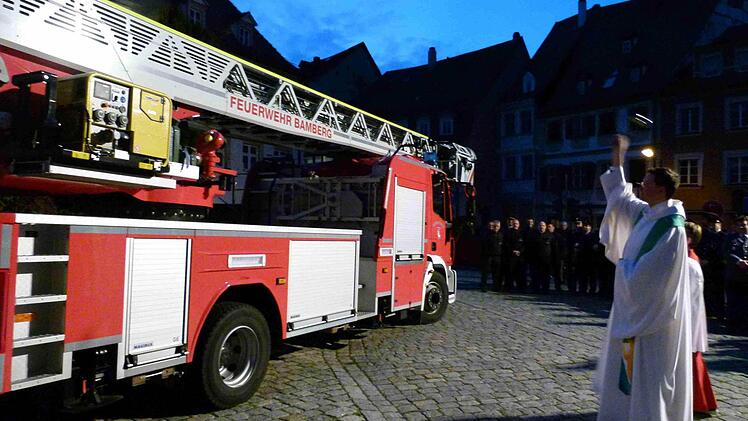 Pfarrer Matthias Bambynek besprengte die neuen Einsatzfahrzeuge mit Weihwasser und stellte sie damit unter den Schutz Gottes. Fotos: Marion Krüger-Hundrup