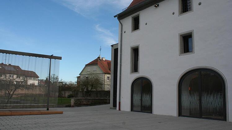 Hinter diesen Toren befindet sich das Foyer und das Trauungszimmer. Geöffnet kann bei Hochzeiten oder Veranstaltungen auch der Hof mitgenutzt werden. Foto: Evi Seeger