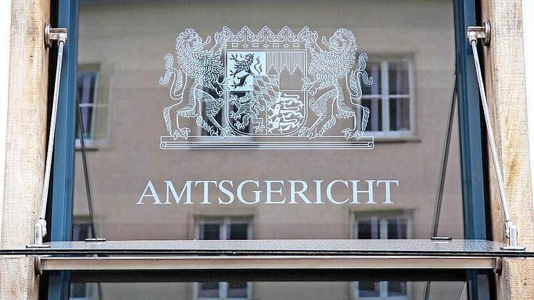 Weil er einem Kollegen ein Messer in den Oberkörper gestoßen hatte, wurde ein 53-Jähriger vor dem Amtsgericht in Bad Kissingen zu einer Strafe von einem Jahr und zwei Monaten, ausgesetzt auf Bewährung, verurteilt.  Foto: Amtsgericht - Symbolfoto: Christopher Schulz