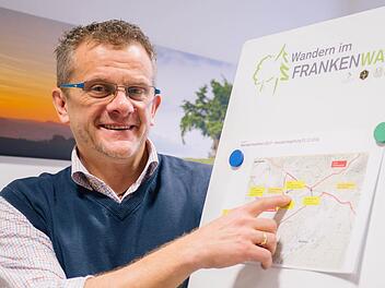 Hier geht's lang: Bislang existiert erst eine erste Version der zukünftigen Route. Markus Franz, Geschäftsführer des Frankenwald Tourismus Service Centers, läuft sie derzeit mit seinem Team ab und schaut, ob die Theorie auch in der Praxis umsetzbar ist. Foto: Marian Hamacher