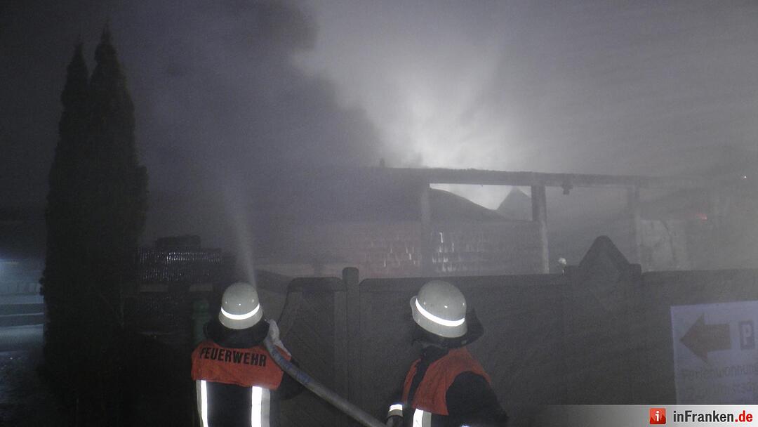 Lagerhallerhallenbrand hielt Feuerwehr in Atem - Großbrand fordert hohen Sachschaden