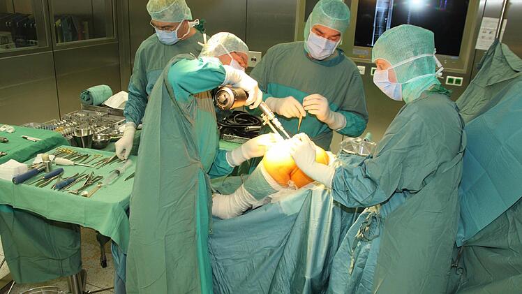 Chirurgie ist Medizin und zugleich Handwerk. Bohrmaschine und Hammer gehören zum Rüstzeug, wenn Gerhard Finkenzeller ein neues Kniegelenk einsetzt. Wenn es nach der AOK geht, muss ein Klinikum mindestens 50 solcher Endoprothetik-Eingriffe im Jahr vorweisen. Foto: Archiv/Dagmar Besand