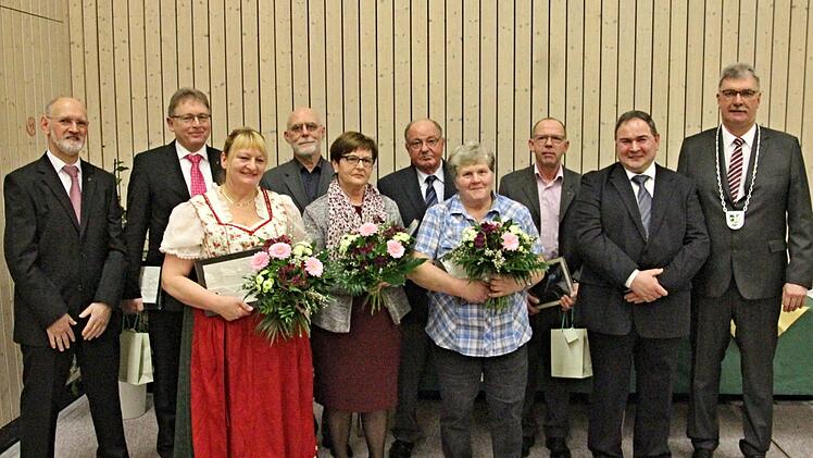 Bürgerinnen und Bürger, die sich in ihren Vereinen besonders engagierten wurden geehrt: Von links: 2. Bürgermeister Siegfried Kirchner, Reinhold Meixner, Eva Greiff, Rolf Ospel, Gertrud Michel, Dieter Schwierzke, Elisabeth Roth, Roland Kapell, 3. Bürgermeister Dieter Reisenweber und Bürgermeister Helmut Dietz. Helmut Will