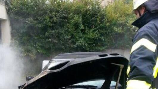 Echter Ernstfall im vergangenen Jahr: In Oberwildflecken mussten die Wehrleute ein brennendes Fahrzeug löschen. Die Wildfleckener Kameraden kamen zur Unterstützung, mussten aber nicht mehr eingreifen. Foto: Feuerwehr Wildflecken