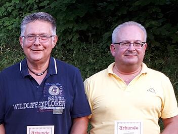Die neuen Ehrenmitglieder des Narrenkübels, Reinhard Ritter (l.) und Michael Pöhlein  Foto: Thomas Weichert