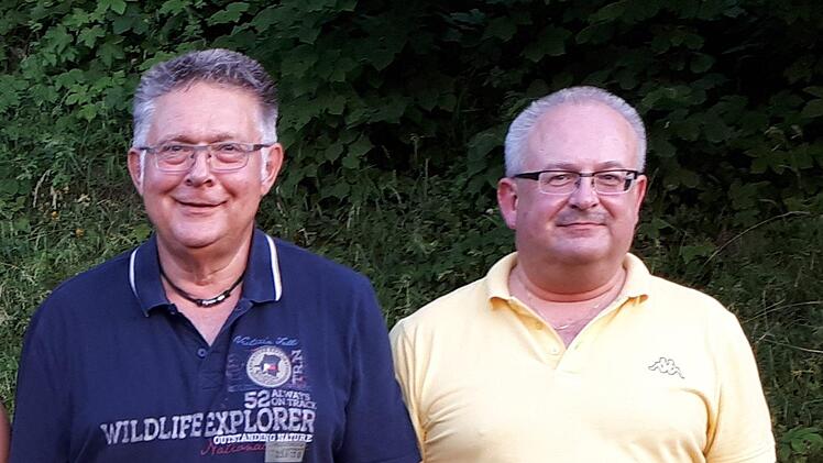 Die neuen Ehrenmitglieder des Narrenkübels, Reinhard Ritter (l.) und Michael Pöhlein  Foto: Thomas Weichert