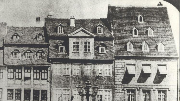 Die Coburger Hofapotheke (rechts) anno 1864.Repro: Gernot Priesner