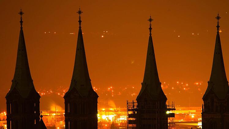 Die vier Türme des Bamberger Doms bei Nacht Foto: Nicolas Armer/dpa