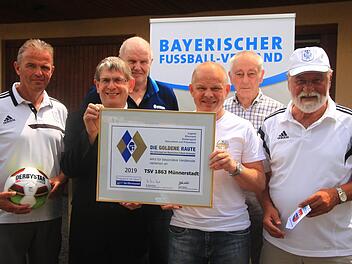 Der TSV M&uuml;nnerstadt wurde mit der Goldenen Raute ausgezeichnet: (von links) Rainer Schmittzeh  (Abteilungsleiter Fu&szlig;ball), Klaus Eisenmann  (BFV-Kreis-Ehrenamtsbeauftragter), Rainer Lochm&uuml;ller  (BFV-Kreisvorsitzender), G&uuml;nter Scheuring (Sportvorstand), Heinz G&ouml;tschel  (Ehrenmitglied und Gr&uuml;ndungsmitglied des F&ouml;rdervereins) und Eugen Albert  (Altb&uuml;rgermeister und Gr&uuml;ndungsmitglied des F&ouml;rdervereins).    Johannes  Wolf