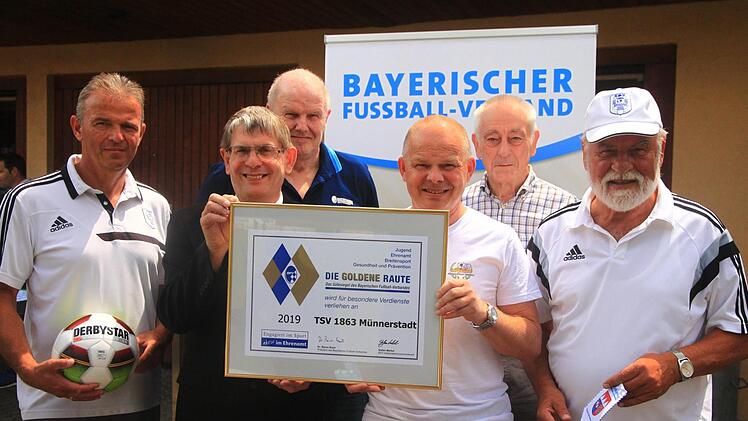 Der TSV M&uuml;nnerstadt wurde mit der Goldenen Raute ausgezeichnet: (von links) Rainer Schmittzeh  (Abteilungsleiter Fu&szlig;ball), Klaus Eisenmann  (BFV-Kreis-Ehrenamtsbeauftragter), Rainer Lochm&uuml;ller  (BFV-Kreisvorsitzender), G&uuml;nter Scheuring (Sportvorstand), Heinz G&ouml;tschel  (Ehrenmitglied und Gr&uuml;ndungsmitglied des F&ouml;rdervereins) und Eugen Albert  (Altb&uuml;rgermeister und Gr&uuml;ndungsmitglied des F&ouml;rdervereins).    Johannes  Wolf