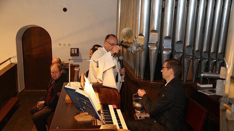 Pfarrer Zlatko Kidjemet segnet die Orgel; rechts der Organist Markus Kraus. Foto: Franz Galster