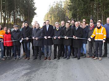 Im Beisein von Landrat Oliver Bär (Hof), dem stellvertretenden Landrat Gerhard Wunder und den Bürgermeistern Helmut Oelschlegel und Jens Korn fand die Freigabe der KC 32 statt.  Michael Wunder