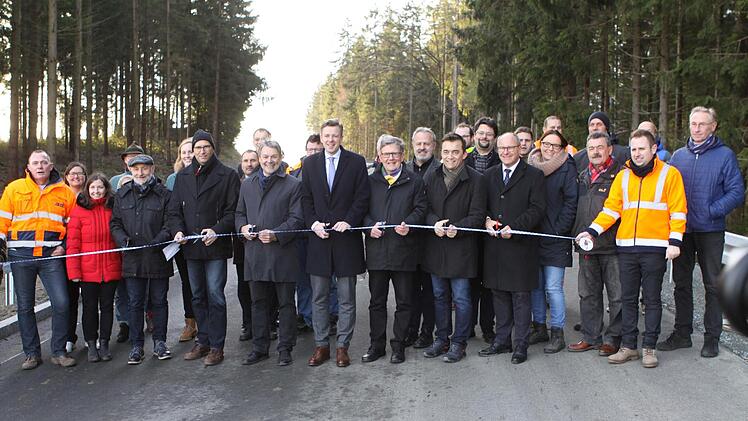 Im Beisein von Landrat Oliver Bär (Hof), dem stellvertretenden Landrat Gerhard Wunder und den Bürgermeistern Helmut Oelschlegel und Jens Korn fand die Freigabe der KC 32 statt.  Michael Wunder