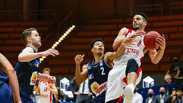 Der Crailsheimer Topscorer Trae Bell-Haynes  foult Dominic Lockhart (rechts). Foto: Daniel L&ouml;b