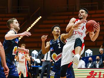 Der Crailsheimer Topscorer Trae Bell-Haynes  foult Dominic Lockhart (rechts). Foto: Daniel Löb