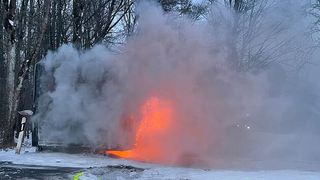 Schulbus in Flammen: L&ouml;scharbeiten gestalten sich schwierig