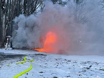 Schulbus in Flammen: Löscharbeiten gestalten sich schwierig