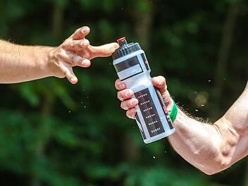 Leicht, robust und umweltfreundlich: Vor allem beim Sport sind wiederverwendbare Trinkflaschen sehr beliebt.