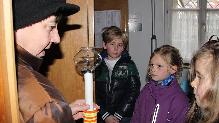 In den Schränken werden noch andere Kostbarkeiten aufbewahrt. Zum Beispiel dieser Leuchter.