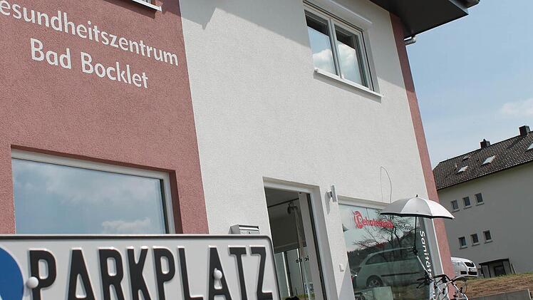 Die teuerste Investition: Ein öffentlicher Parkplatz mit Fußweg zum Gesundheitszentrum. Foto: Benedikt Borst