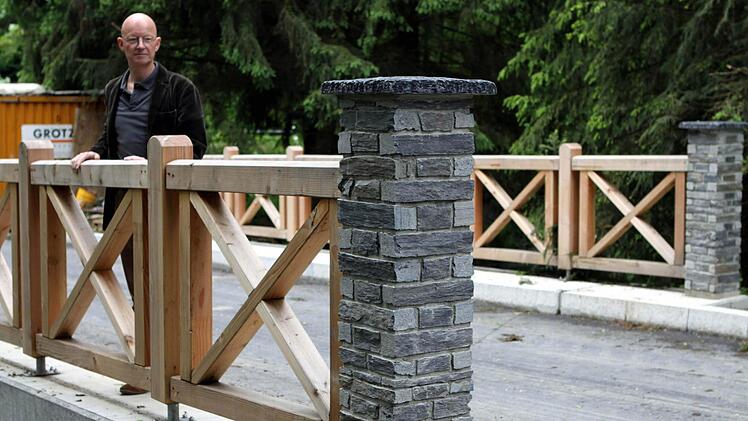 Nach der Fertigstellung war der stellvertretende Amtsleiter des Forstbetriebs Nordhalben, Gerhard Müller, froh über das gelungene Brückenbauwerk. Foto: Michael Wunder