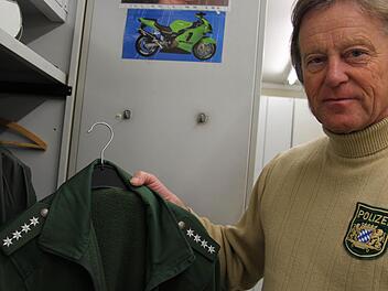 Die bayerische Polizei bekommt neue Uniformen. Ein Modell aus Österreich liegt in Umfragen vorne. Auch Rainer Scheckenbach, Polizist in Höchstadt, hat sich Gedanken zur neuen Dienstmode gemacht. Foto: Christian Bauriedel
