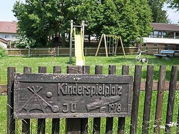 Aus alt mach neu: Der Spielplatz im Meederer Gemeindeteil Großwalbur wird unter großer Eigenleistung einer Elterninitiative neu gestaltet. Dabei wird die Gemeinde das Projekt aber auch finanziell unterstützen - mit rund 3000 Euro. Foto: Berthold Köhler