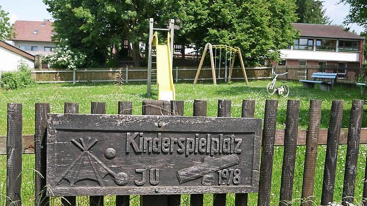 Aus alt mach neu: Der Spielplatz im Meederer Gemeindeteil Großwalbur wird unter großer Eigenleistung einer Elterninitiative neu gestaltet. Dabei wird die Gemeinde das Projekt aber auch finanziell unterstützen - mit rund 3000 Euro. Foto: Berthold Köhler