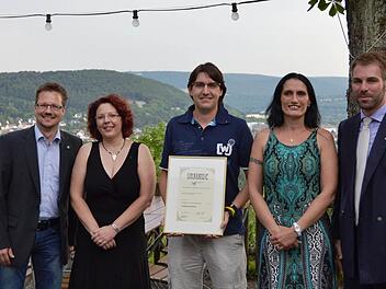 Ehrung bei den Wirtschaftsjunioren (v.l.): Heiko Michelfelder (WJ Aschaffenburg), Helga Vogl, Andreas Kröckel, Lydia Molea (WJ Bad Kissingen), Holger Metzger (WJ-Sprecher Bayern). Andreas Kröckel hat die Goldene Juniorennadel erhalten. Foto: WJ Bad Kissingen