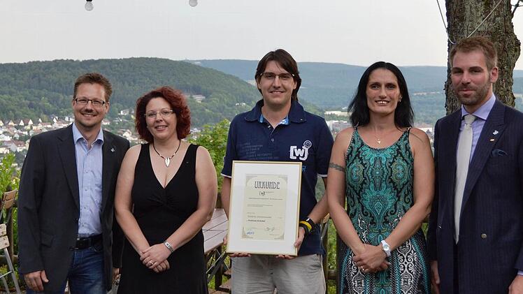Ehrung bei den Wirtschaftsjunioren (v.l.): Heiko Michelfelder (WJ Aschaffenburg), Helga Vogl, Andreas Kröckel, Lydia Molea (WJ Bad Kissingen), Holger Metzger (WJ-Sprecher Bayern). Andreas Kröckel hat die Goldene Juniorennadel erhalten. Foto: WJ Bad Kissingen