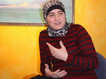 Madina Madaev ist Muslima aus Tschetschenien. Aber sie ist auch Mutter von drei Kindern und von Beruf Zahnärztin. Sie lebt gern in Coburg, macht sich aber Sorgen über die Islamfeindlichkeit einiger Deutscher. Foto: Helke Renner