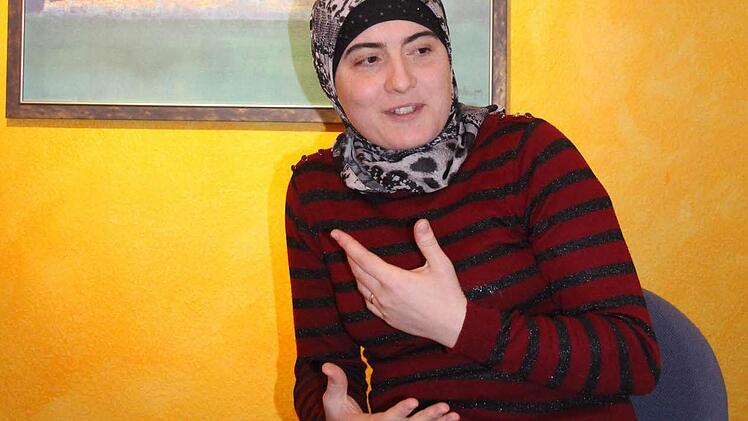 Madina Madaev ist Muslima aus Tschetschenien. Aber sie ist auch Mutter von drei Kindern und von Beruf Zahnärztin. Sie lebt gern in Coburg, macht sich aber Sorgen über die Islamfeindlichkeit einiger Deutscher. Foto: Helke Renner