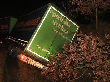 Das Abdriften ins Bankett auf der B303 bei Oberelldorf hat ein Lkw-Fahrer unverletzt überstanden. Die Bundesstraße ist in Richtung Schweinfurt vorerst gesperrt. Foto: Ferdinand Merzbach