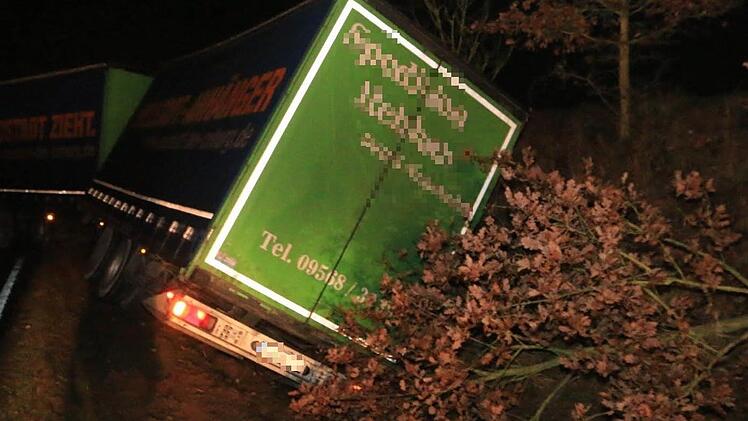 Das Abdriften ins Bankett auf der B303 bei Oberelldorf hat ein Lkw-Fahrer unverletzt überstanden. Die Bundesstraße ist in Richtung Schweinfurt vorerst gesperrt. Foto: Ferdinand Merzbach