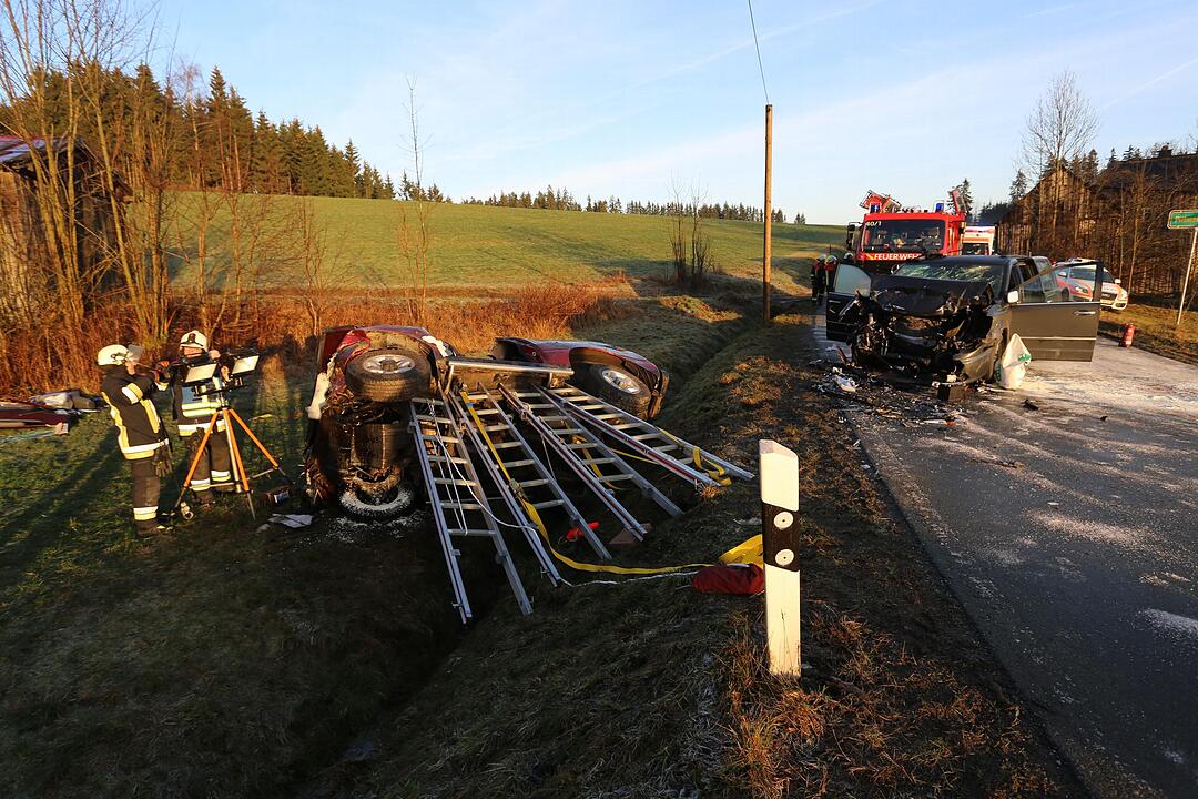 Mehrere Verletzte nach Glatteisunfall