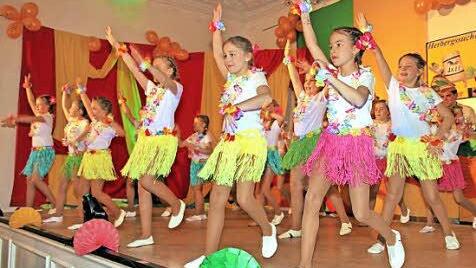 Die Mädchen der Sternchen-Garde mit ihren Baströckchen verzauberten die Zuschauer.