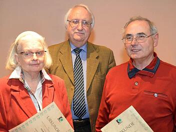 Der Briefmarkensammlerverein Bad Kissingen, das sind heute nur noch ein gutes Dutzend Aktive, meist im Rentenalter und weit darüber. Vereinsvorsitzender Heinz Stempfle (Bildmitte), der selbst in diesem Jahr auf eine 65-jährige Mitgliedschaft zurückblicken kann, ehrte Claudia Lay für 60-jährige und Herbert Bauer für 50-jährige Mitgliedschaft bei den Kissinger Philatelisten. Foto: Peter Rauch
