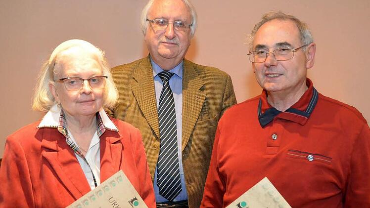 Der Briefmarkensammlerverein Bad Kissingen, das sind heute nur noch ein gutes Dutzend Aktive, meist im Rentenalter und weit darüber. Vereinsvorsitzender Heinz Stempfle (Bildmitte), der selbst in diesem Jahr auf eine 65-jährige Mitgliedschaft zurückblicken kann, ehrte Claudia Lay für 60-jährige und Herbert Bauer für 50-jährige Mitgliedschaft bei den Kissinger Philatelisten. Foto: Peter Rauch