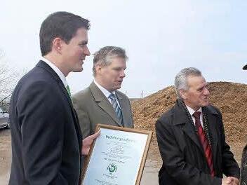 Für Norbert Lang (Dritter von links) ist seine Kompostanlage in Posseck ein zweites Standbein. Mit im Bild: Geschäftsführer des Maschinenrings, Holger Heymann, Sprecher der Kompostbetreiber Klaus Sigelin und Landrat Oswald Marr Fotos: Veronika Schadeck