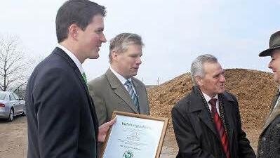 Für Norbert Lang (Dritter von links) ist seine Kompostanlage in Posseck ein zweites Standbein. Mit im Bild: Geschäftsführer des Maschinenrings, Holger Heymann, Sprecher der Kompostbetreiber Klaus Sigelin und Landrat Oswald Marr Fotos: Veronika Schadeck