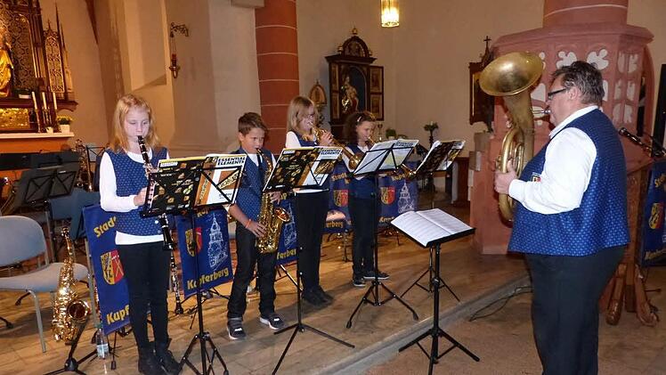 Die Jungmusiker der Stadtkapelle Kupferberg (von links) Julia Müller, Toni Meister, Fiona Bincyk und Olga-Verena Schuck mit Valerij Efremov (rechts). Foto: Klaus-Peter Wulf