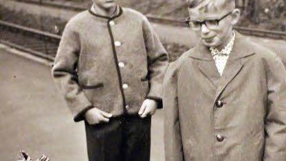 Johannes (links) begleitete in den 60er Jahren seinen jüngeren Bruder Michael zum Kulmbacher Bahnhof. Für ihn ging es ab nach Windsbach.