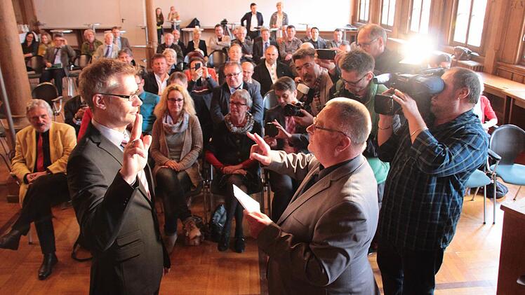 Dieses Bild zeigt die Vereidigiung von Uwe Kirschstein im Amt des Oberbürgermeisters. Im Hintergrund: Die Stadträte. Diese sind mit der neusten Stellungnahme zufrieden. Archivbild: Ekkehard Roepert