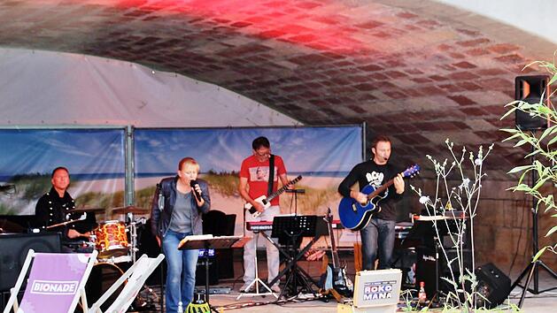 Die "Rokomana" spielt unter dem Br&uuml;ckenbogen.  Foto: Werner Vogel